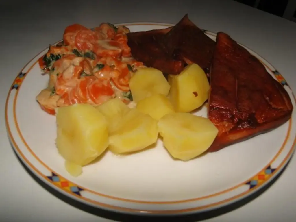 Морковь в сливочном соусе, приготовленная на говяжьем бульоне