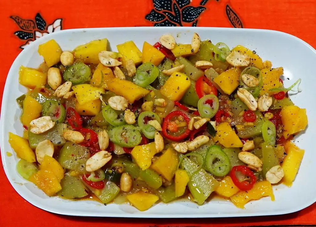 Чайот кусочки с манго в сладком