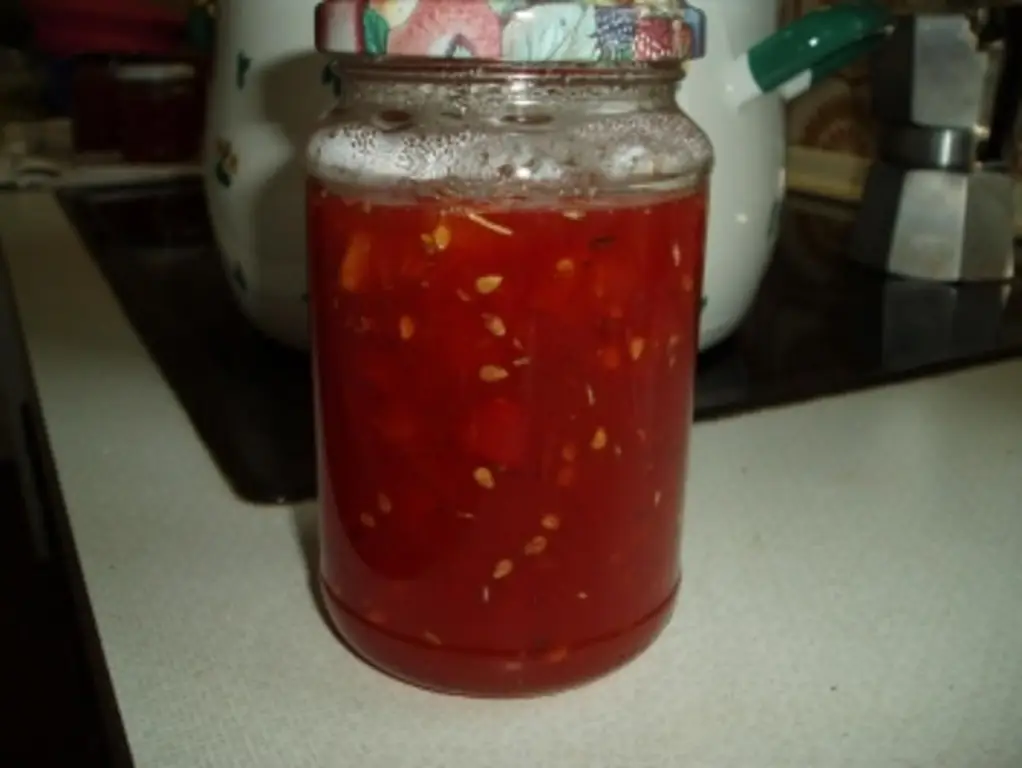 Томатный джем фруктовый, сладкий, немного острый с тонким послевкусием пряности;)
