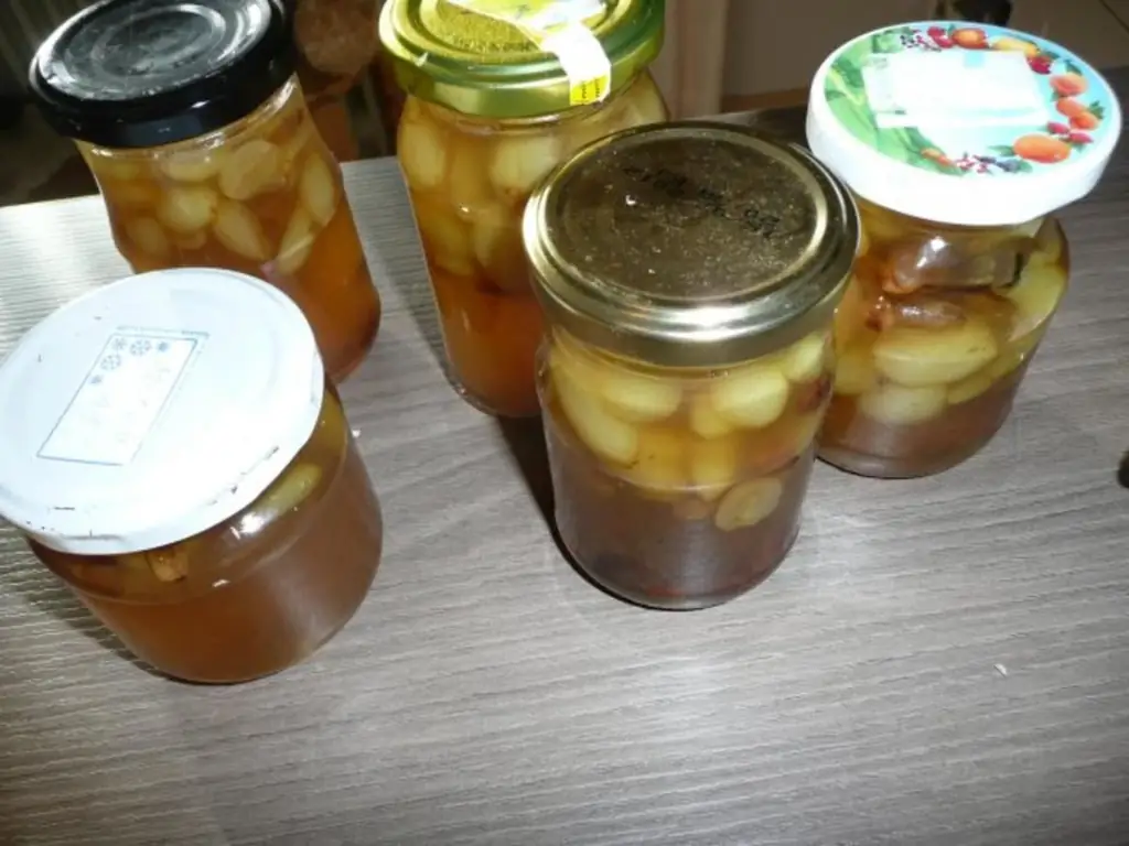 Желе из винограда с виноградом и изюмом