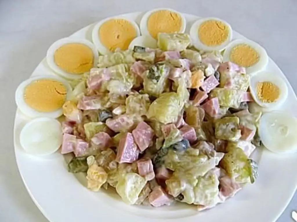 Яичный салат с сваренными вкрутую яйцами и свежими грибами