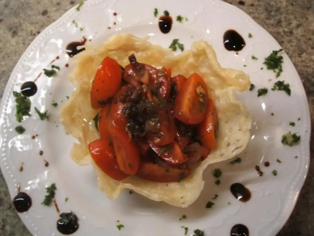 Сыр: корзиночки с пармезаном и томатным салатом