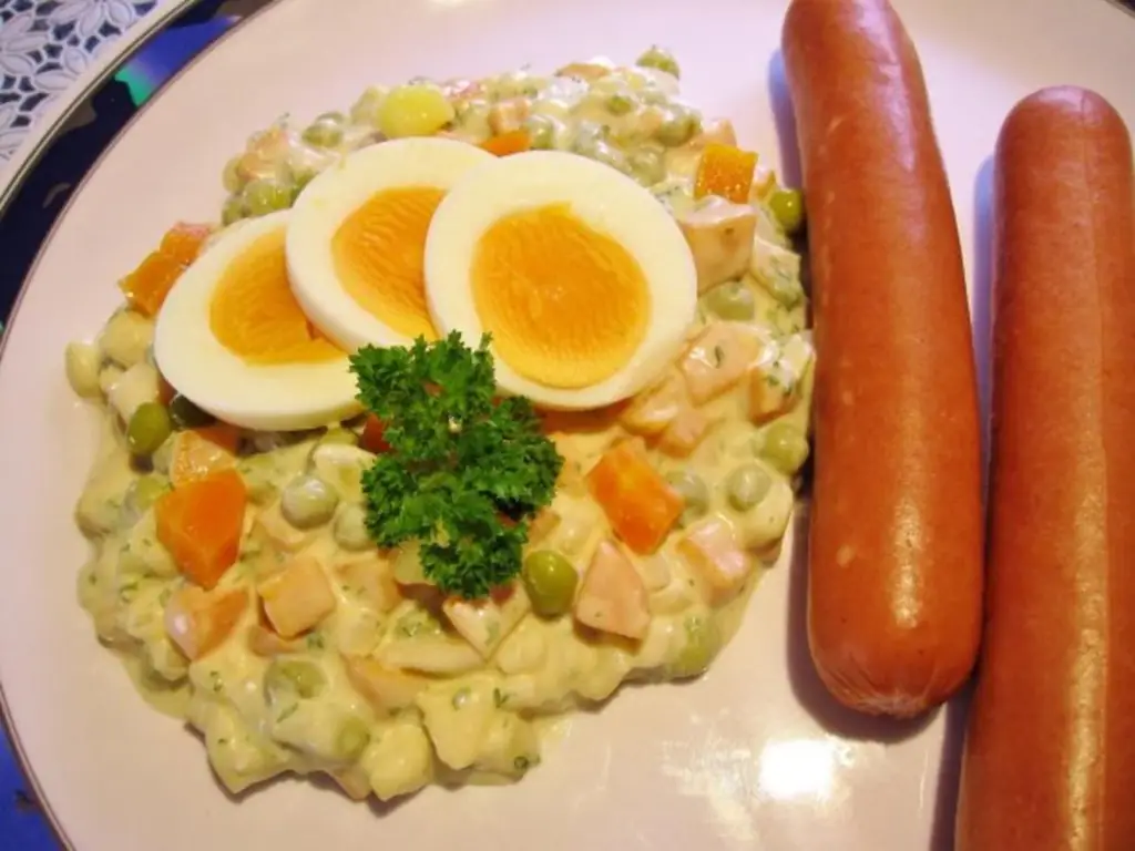 Картофельный салат с морковью и горошком