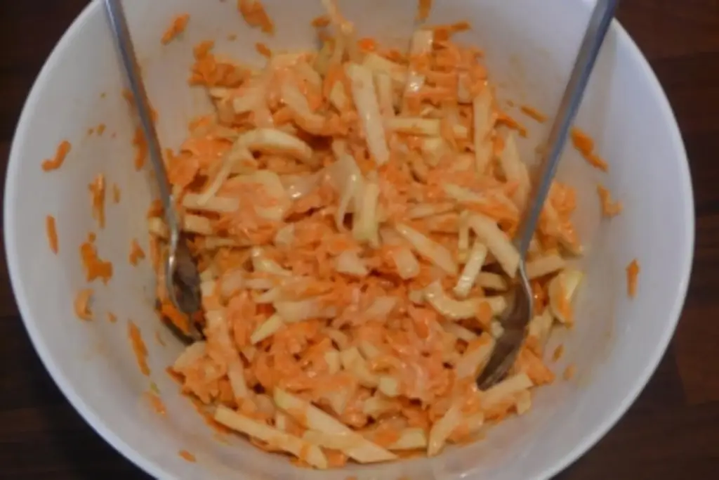 Сырый салат полезный и вкусный