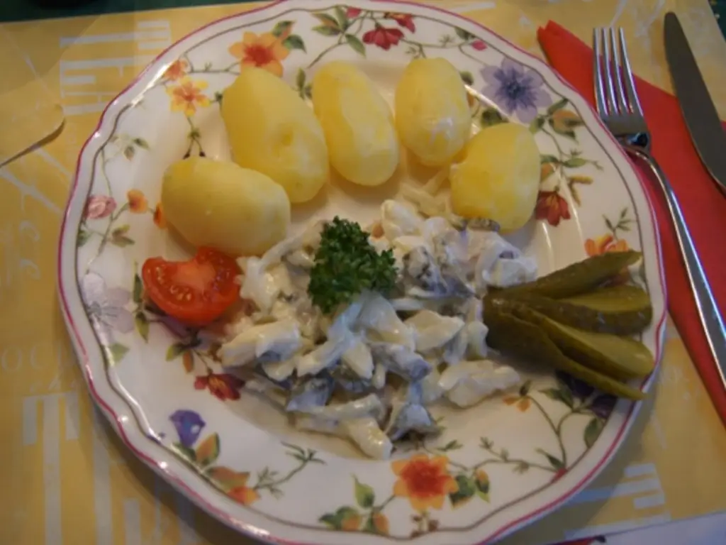 Салат из филе матьеса с картофельными тройками в мундире