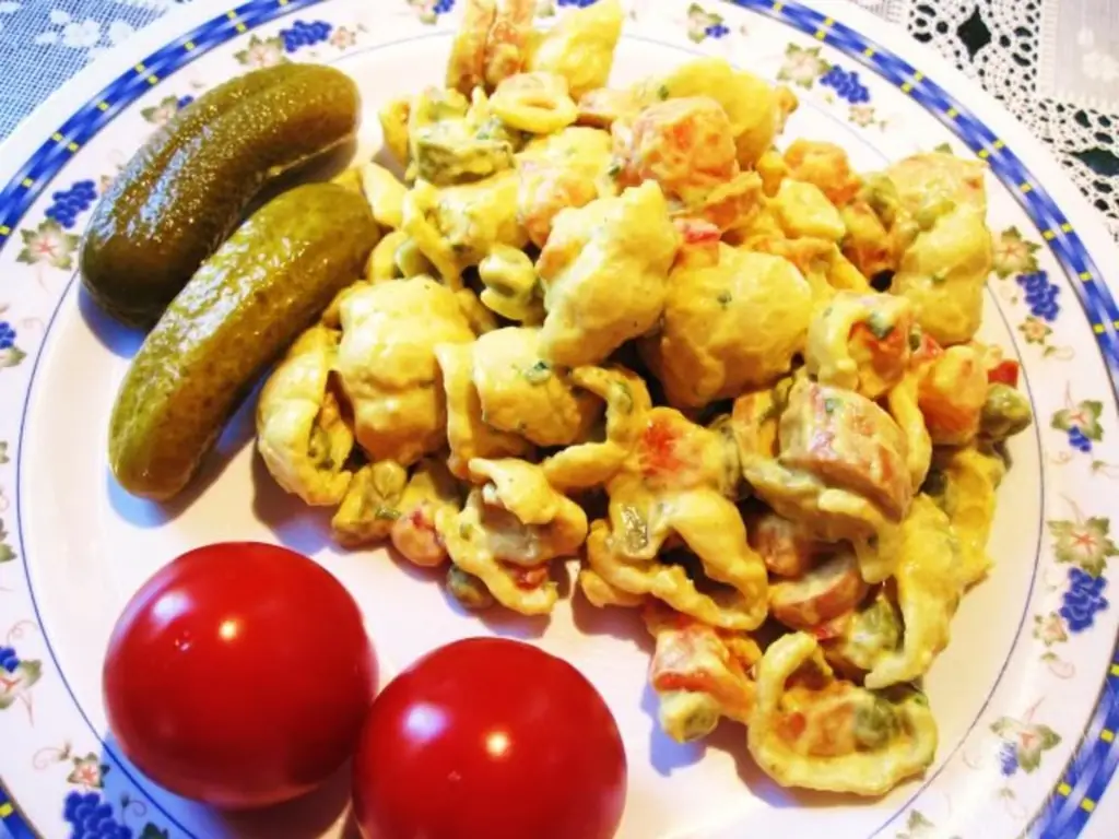 Простой салат из макарон
