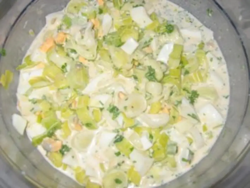 Салат из лука-порея с луком-пореем и вареными яйцами