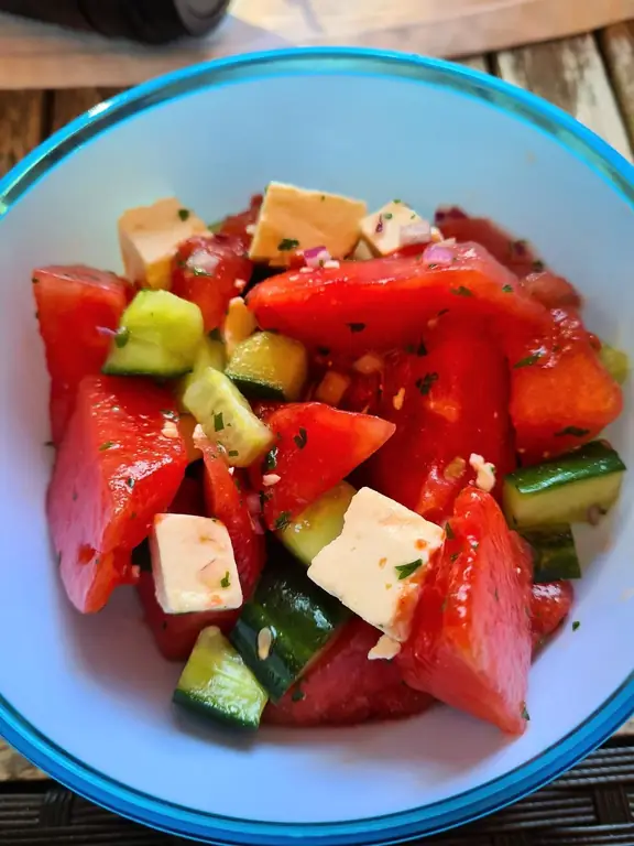 Салат из арбуза просто и вкусно