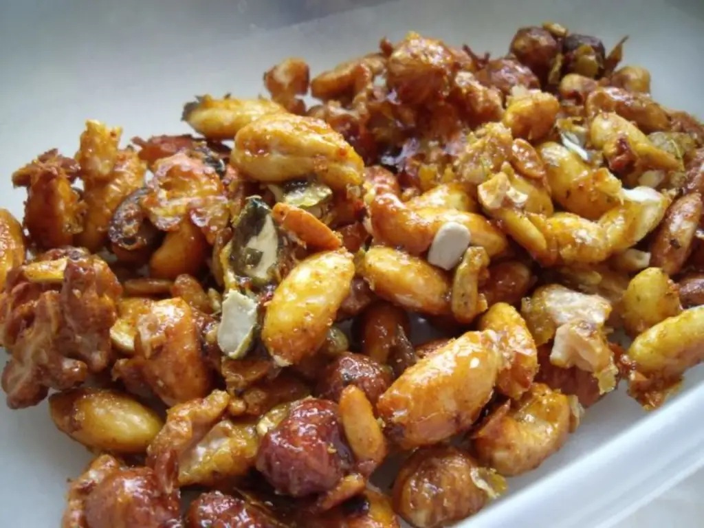 Острая закуска: жареные орешки с медом