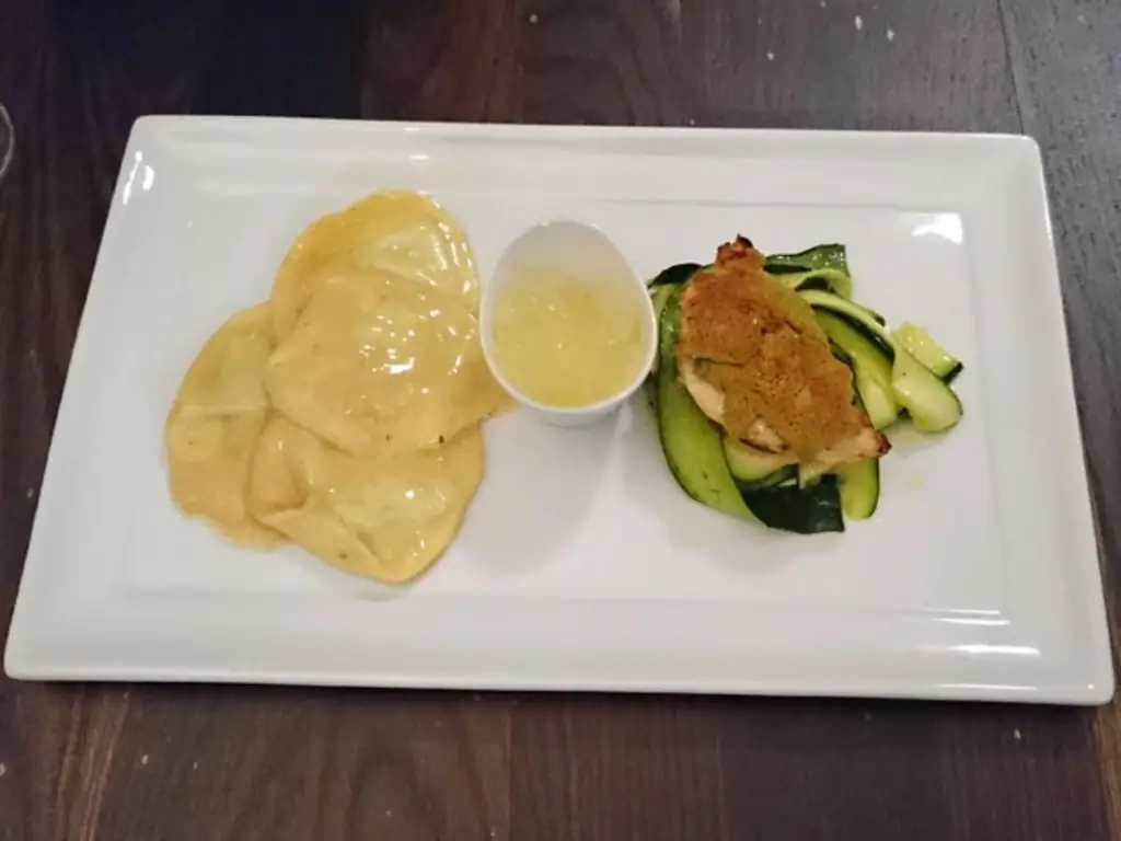 Морской черт под фисташковой корочкой с гороховыми равиоли и ванилью
