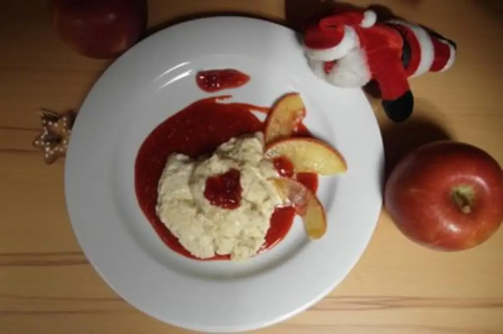 Запеченный яблочный мусс с кусочками яблока и клюквой