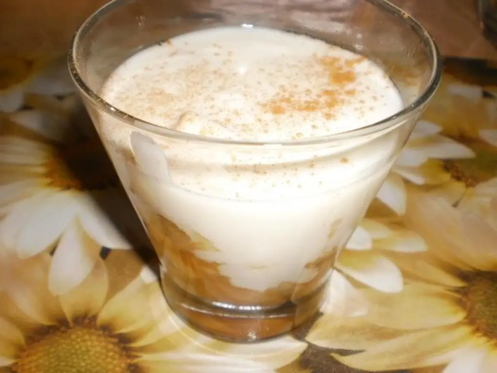 Компот из жареных яблок с йогуртом