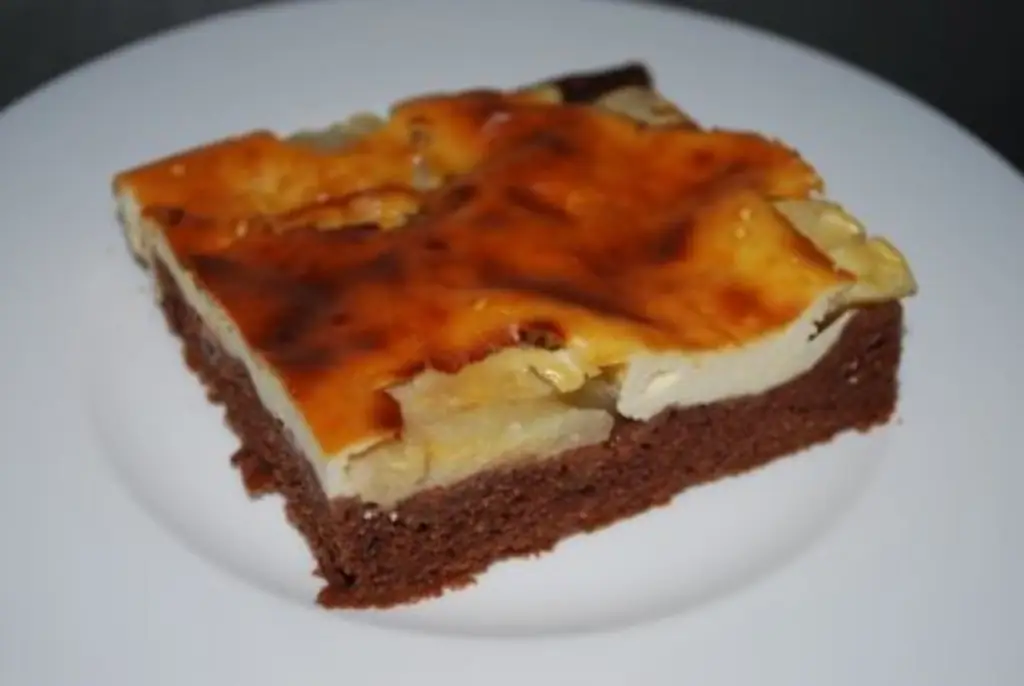 Яблочный пирог с глазурью из маскарпоне