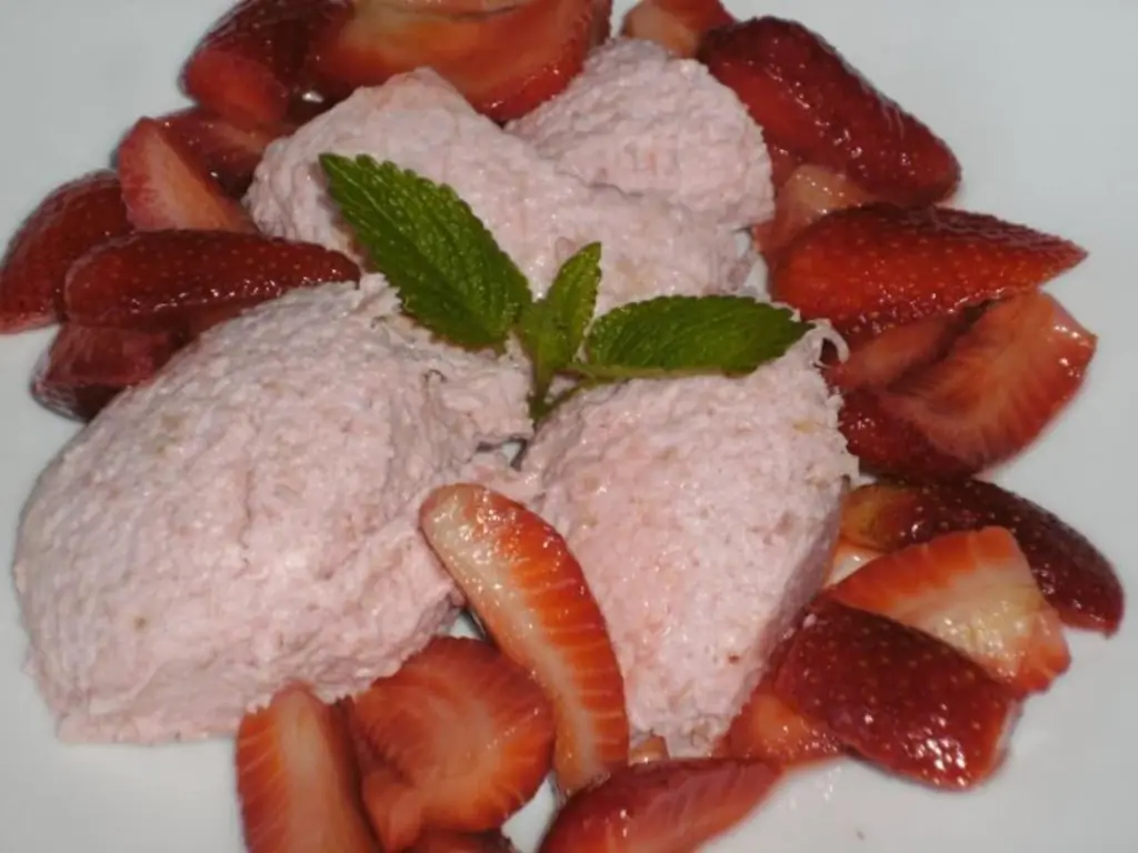 Мус из ревеня с маринованной клубникой