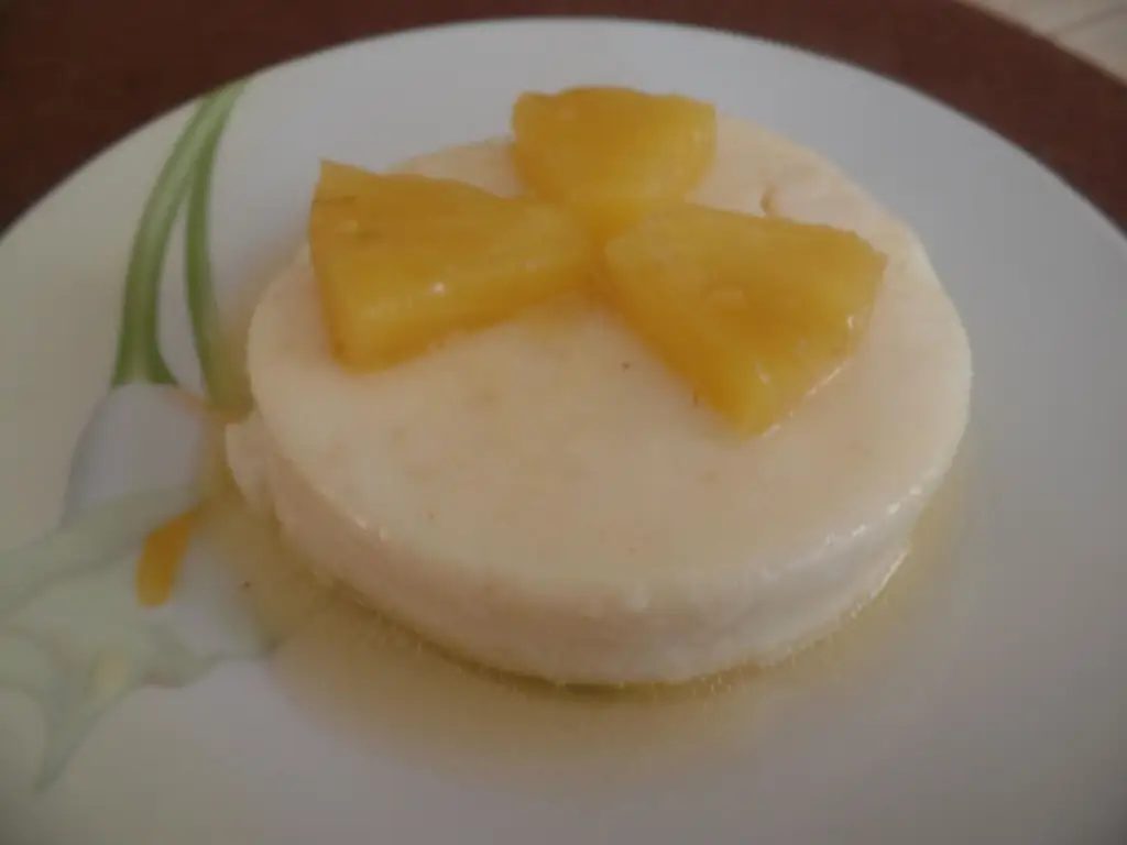 Пудинг из манной крупы с ананасом