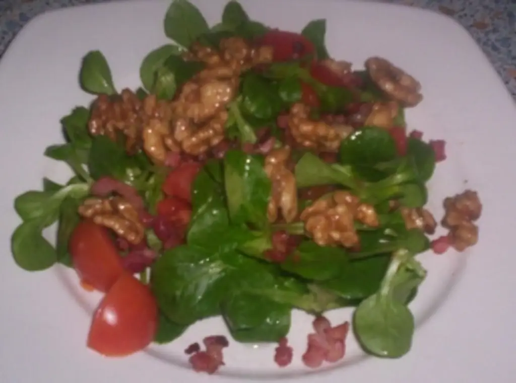 Баранина с нарезанным кубиками беконом и карамелизированными грецкими орехами