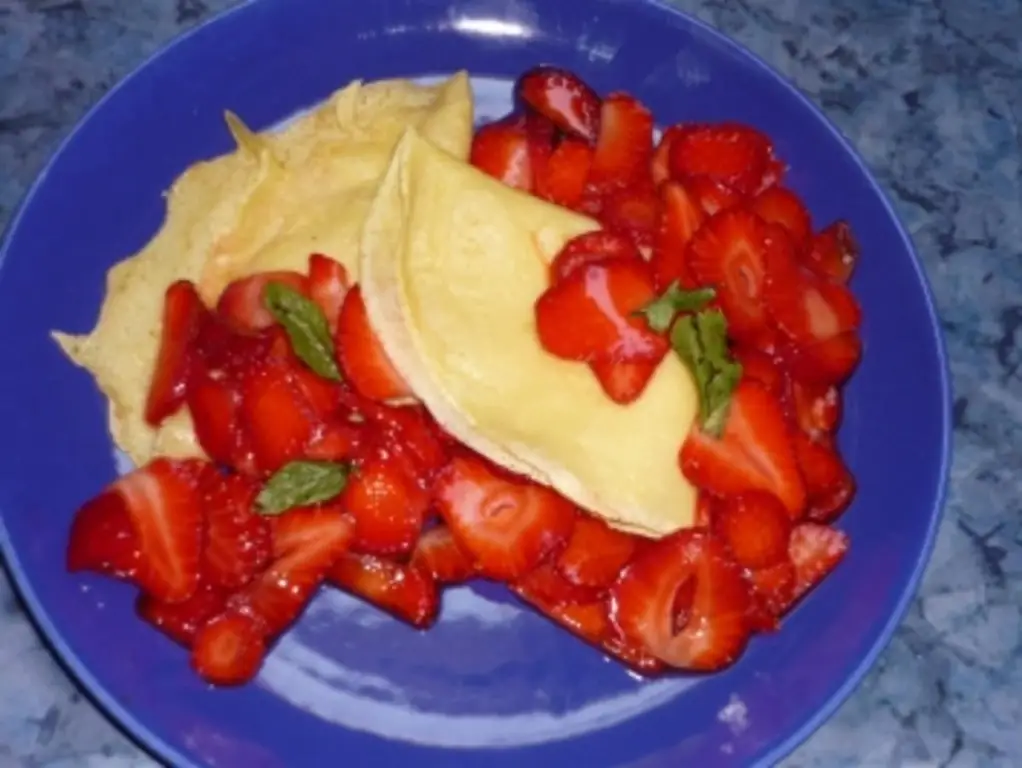 Блинчики с маринованной клубникой