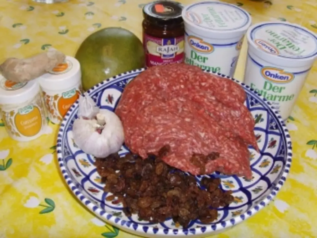 Индийские фрикадельки с йогуртовым соусом из манго и чатни