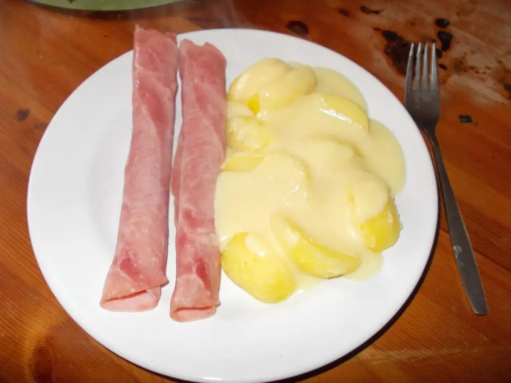 Рулетики из ветчины из спаржи с отварным картофелем и соусом Холондас