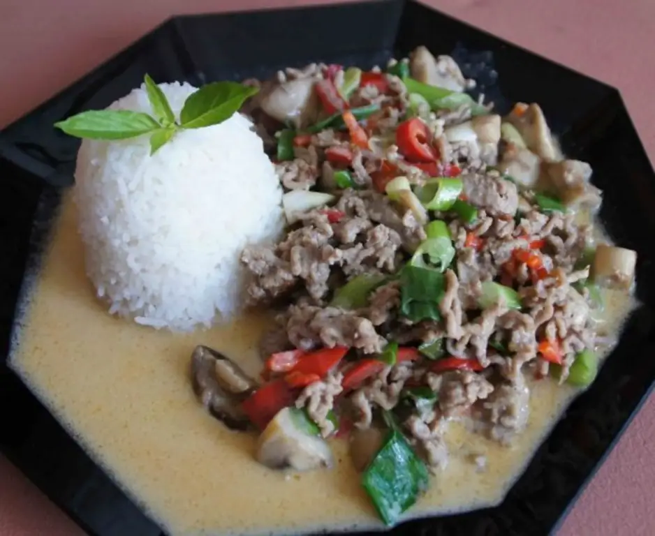 Карри из мясного фарша с инструкциями по приготовлению риса