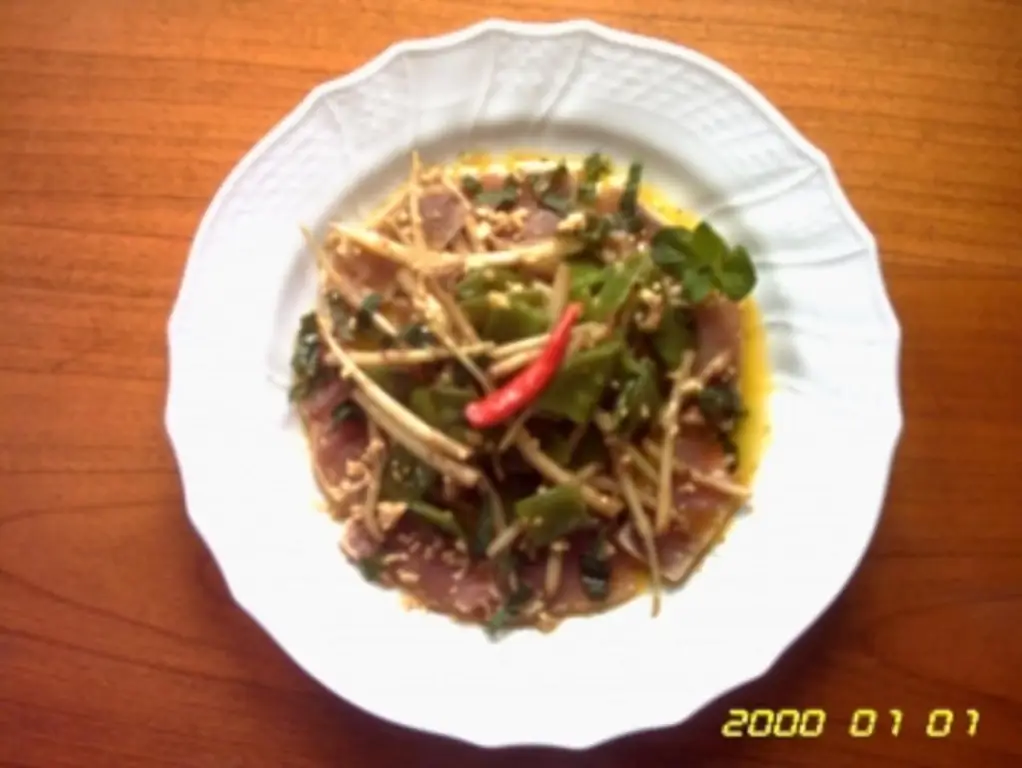 Охмеленная спаржа с соусом из мангету и тунцом