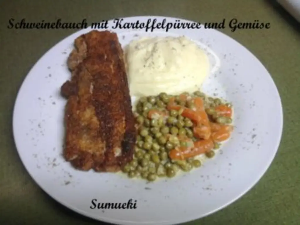 Свиная грудинка с картофельным пюре и горошком и морковью