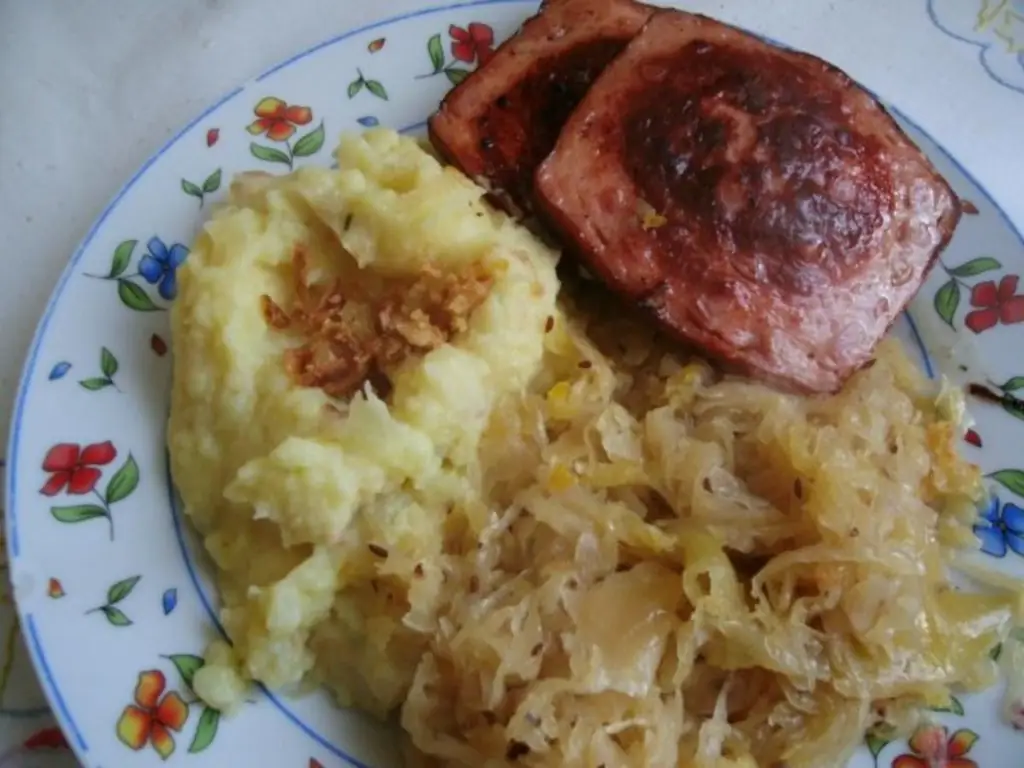 Жареный мясной рулет с квашеной капустой и жареным луковым пюре