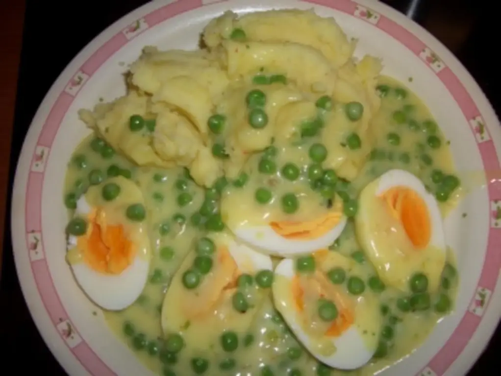 Яйца в легком соусе с горошком и картофельным пюре