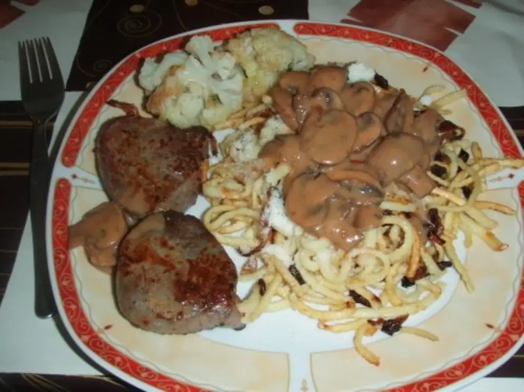 Медальоны из свинины с грибным соусом, шпецле и цветной капустой