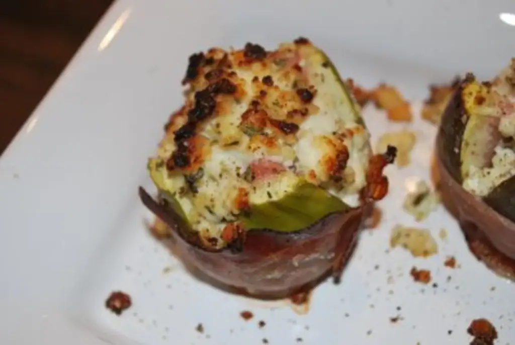 Жареный инжир с козьим сыром и пармской ветчиной