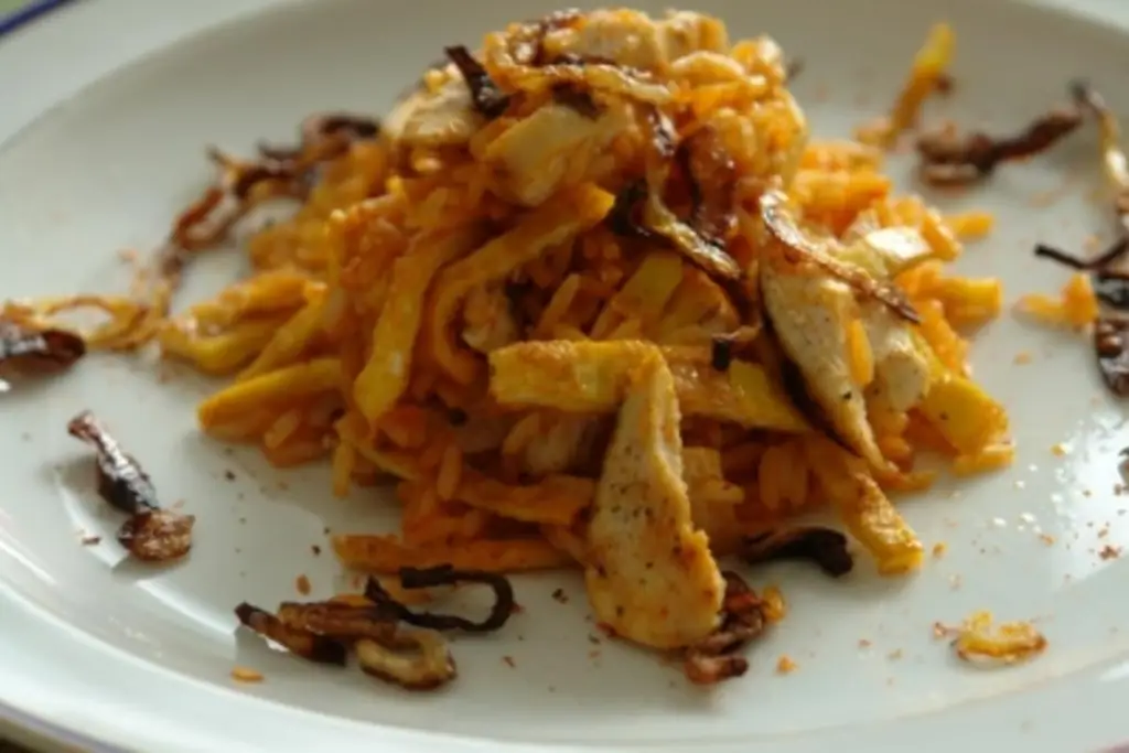 Жареный рис с курицей