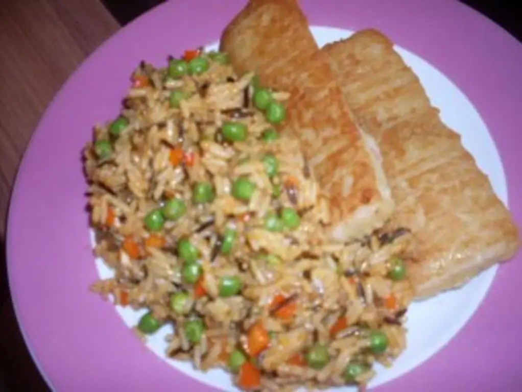 Рыбное филе с разноцветным рисом