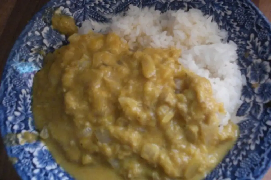 Карри с бананами и рисом
