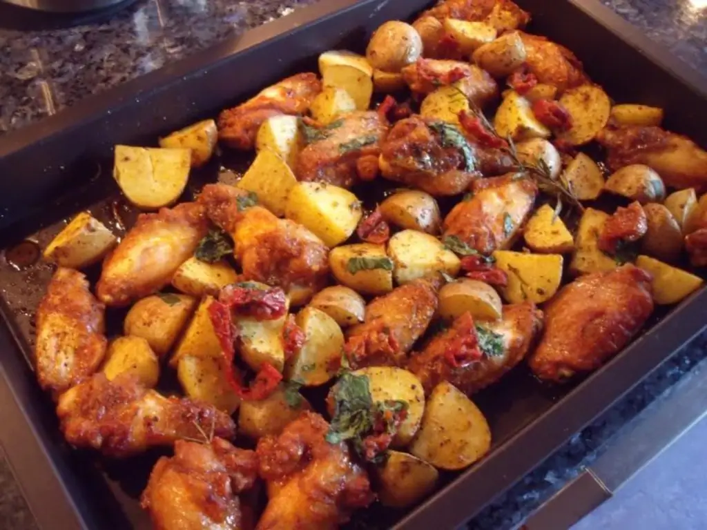 Куриные ножки и картошка из консервной банки