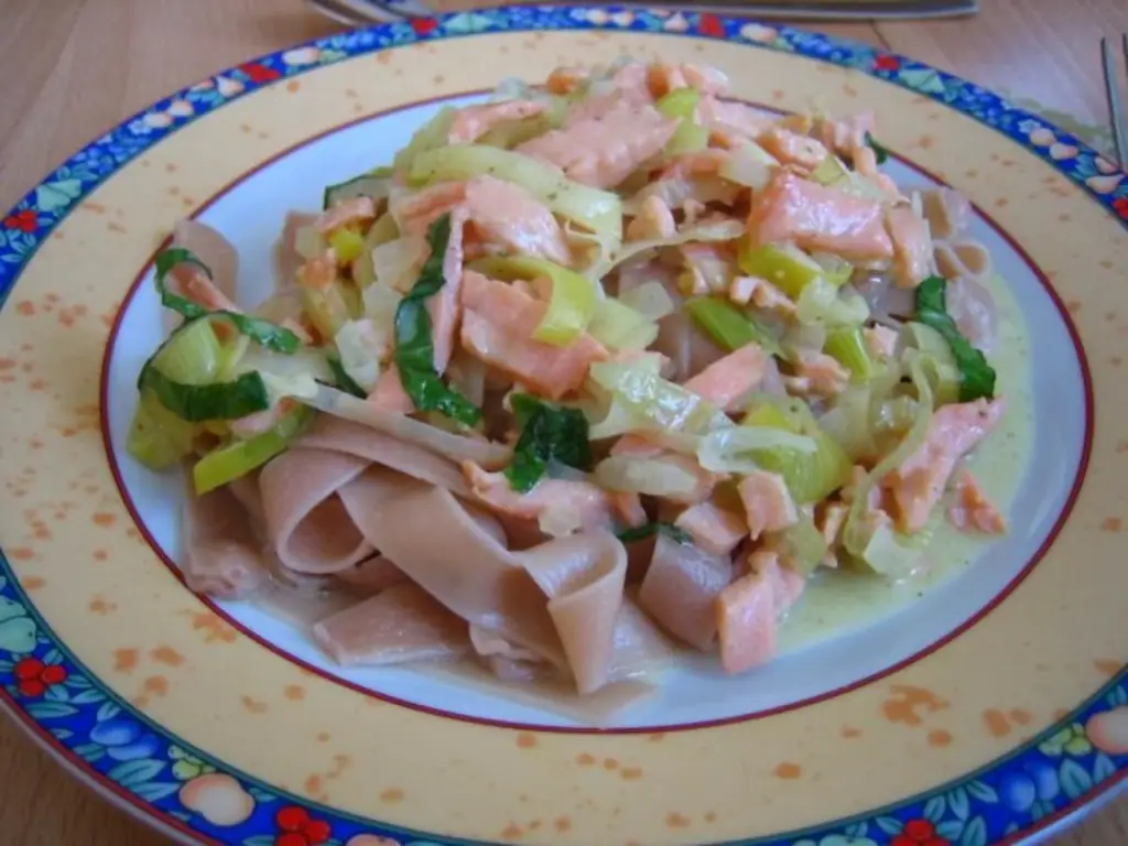 Соус из лосося с лапшой