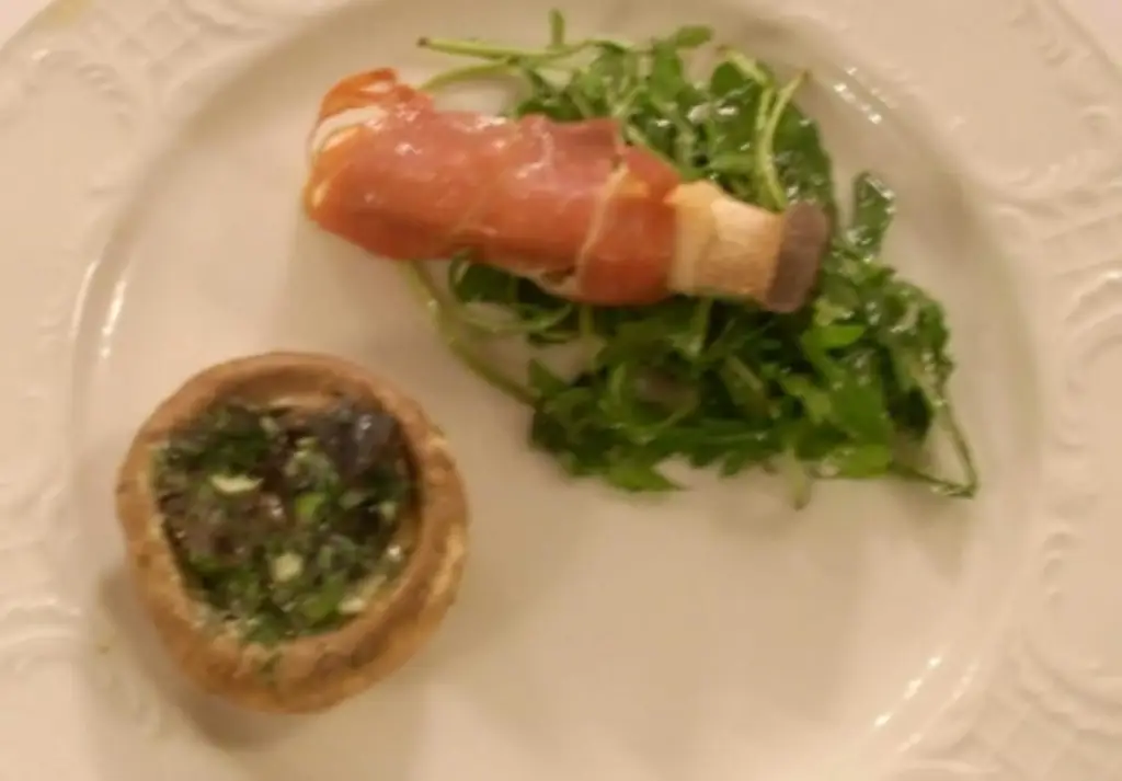 Шампиньоны с ветчиной и фаршированными грибами
