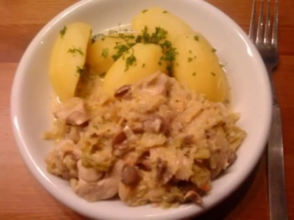 Савойская капуста с курицей и отварным картофелем