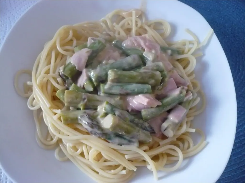 Спагетти со спаржей и сливочным соусом из ветчины