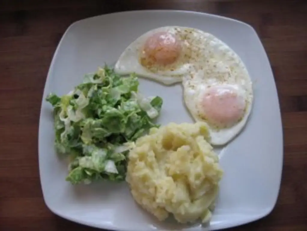 Салат из эндивия с картофельным пюре и яичницей