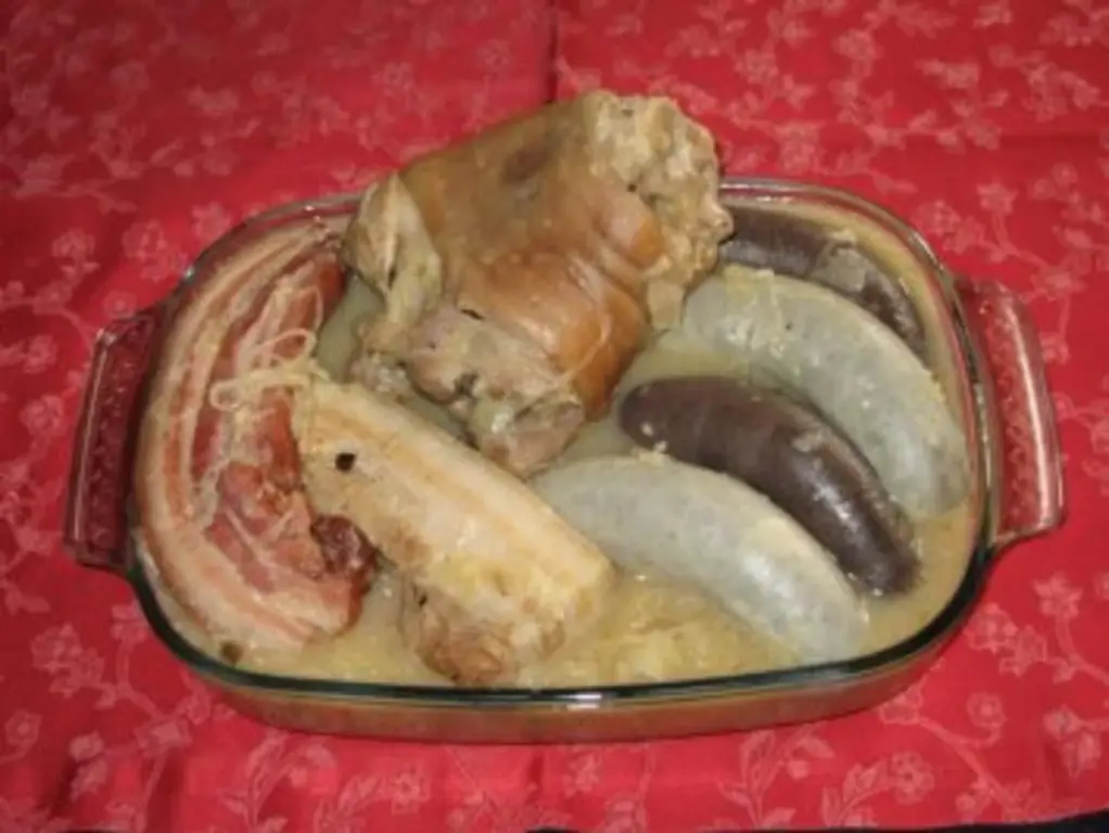 Мясная тарелка на квашеной капусте