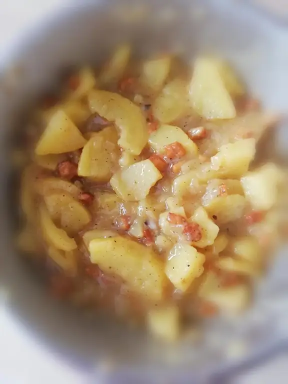 Теплый картофельный салат со шкварками