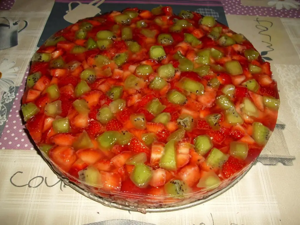Клубничный пирог с киви