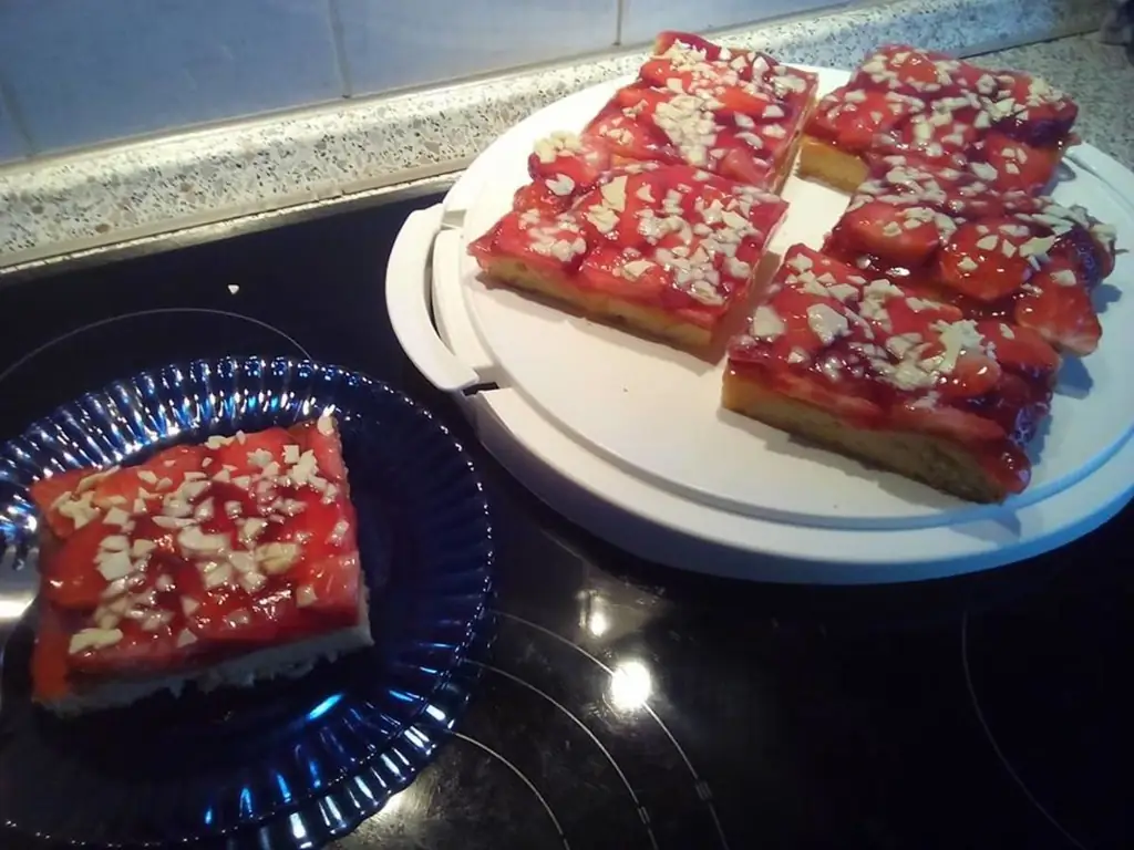 Клубничный торт с маслом и яйцами