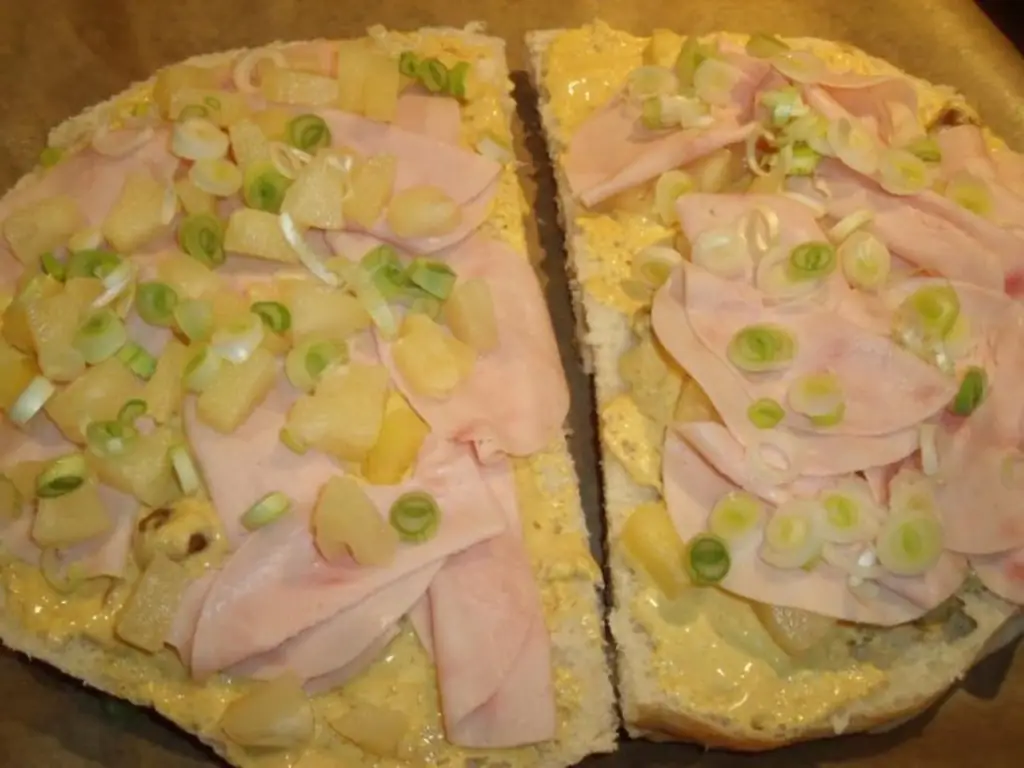 Лепешка, запеченная с ананасом и зеленым луком
