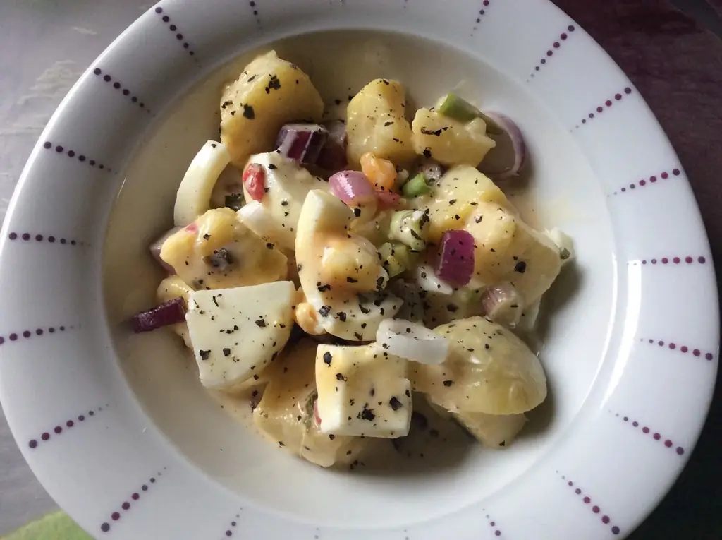 Яичный салат с ананасом и кокосовым молоком