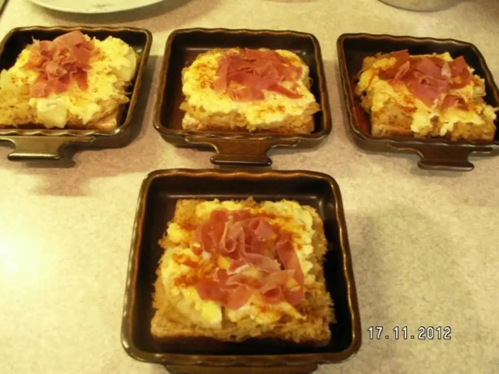 Тост с квашеной капустой и ананасом