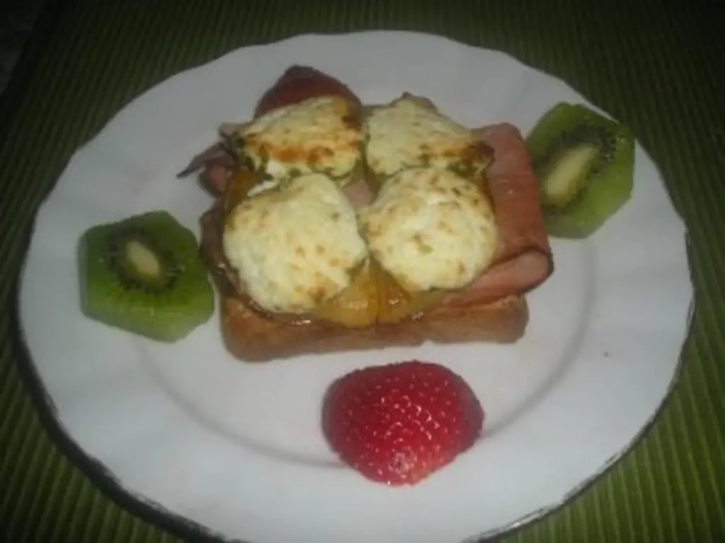 Гавайские тосты с жареным ананасом и козьим сыром