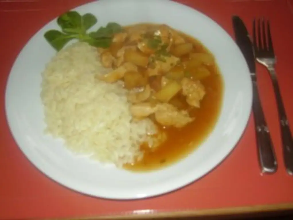 Ломтики индейки с ананасом и рисовой лапшой