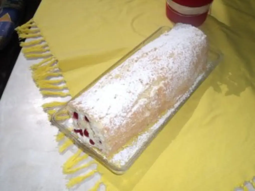 Рулад со сливками и смородиной