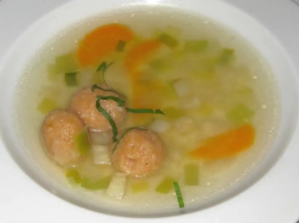 Говяжий бульон с коньяком и кабачковыми шариками